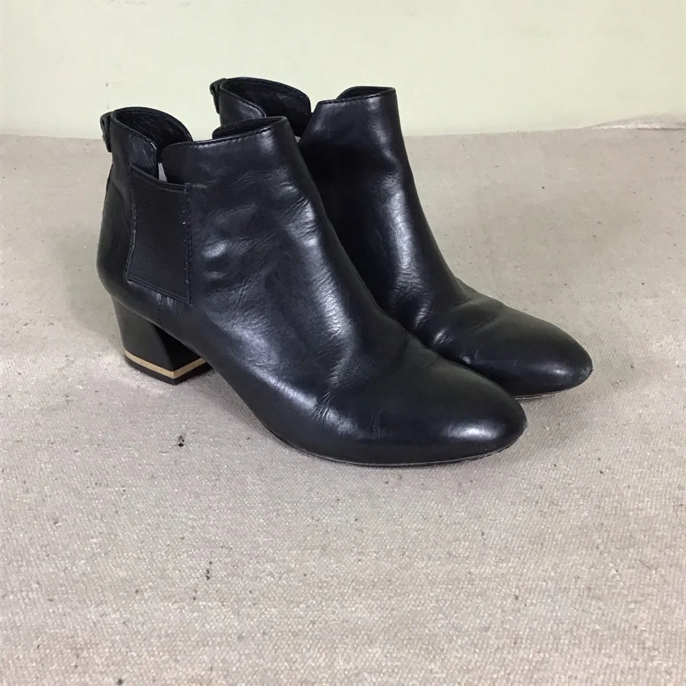 Vero Cuoio Signature black leather ankle bootie Women’s Size 8.5